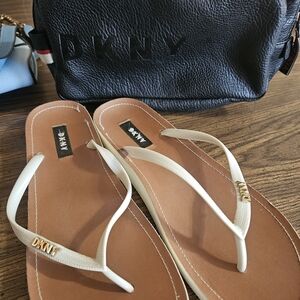 DKNY Women's Cream Flip Flops With Travel Bag Bundle